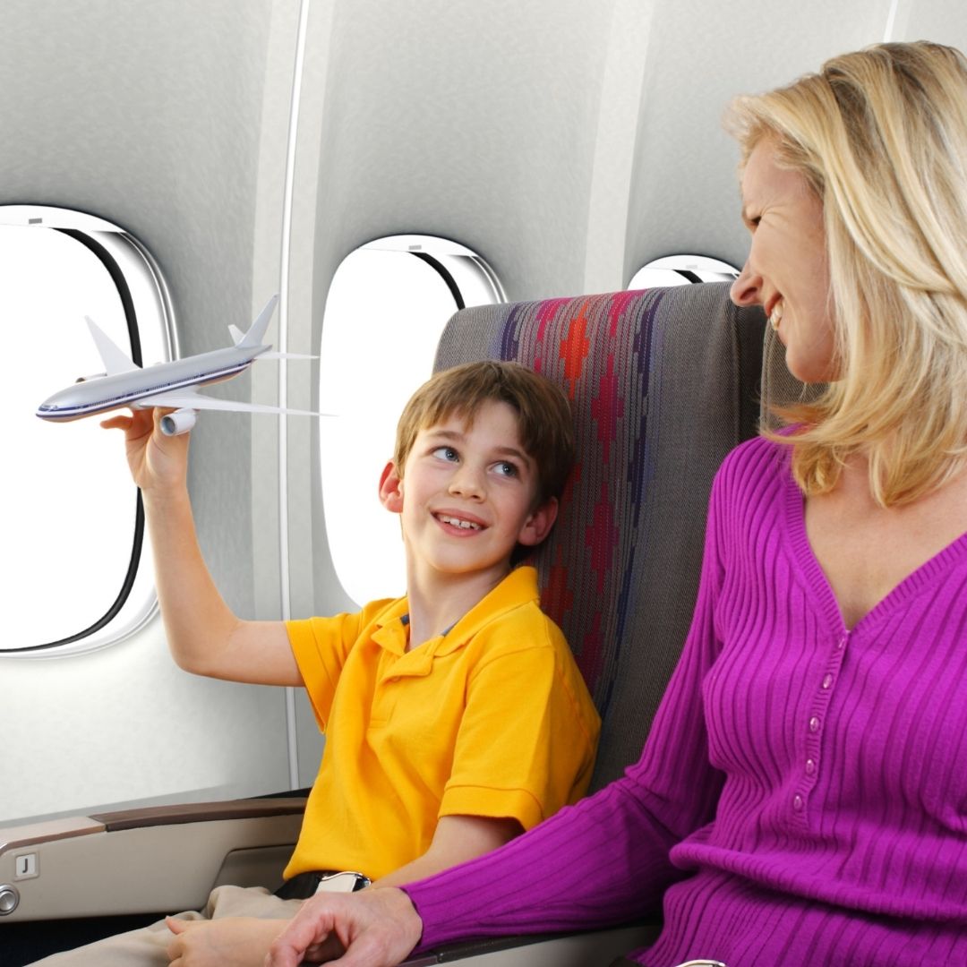 Услуга сопровождения в аэропорту. Самолет для детей. Сопровождение ребенка в самолете. Мама с ребенком в самолете. Женщина с ребенком в самолете.